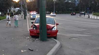 FOTO | Accident rutier pe strada Traian din Constanța. Un autoturism s-a izbit de un stâlp