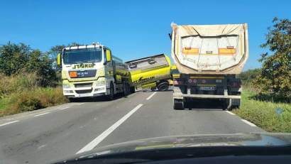 Accident pe centura OVIDIU: O cisternă plină cu combustibil s-a răsturnat