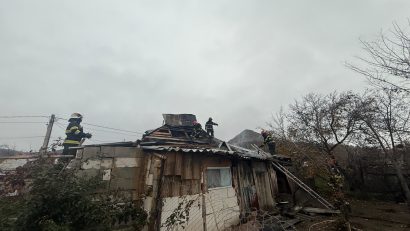 Județul TULCEA: O casă din localitatea Niculițel, cuprinsă de flăcări