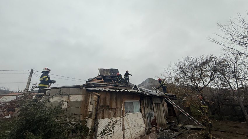 Județul TULCEA: O casă din localitatea Niculițel, cuprinsă de flăcări