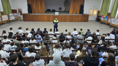 CONSTANȚA: Polițiștii au vorbit cu elevii despre pericolul folosirii ilegale a articolelor pirotehnice