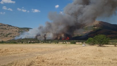 Pompierii tulceni intervin pentru lichidarea incendiului izbucnit în apropierea localității Greci. A fost solicitat sprijinul unui elicopter Black Hawk