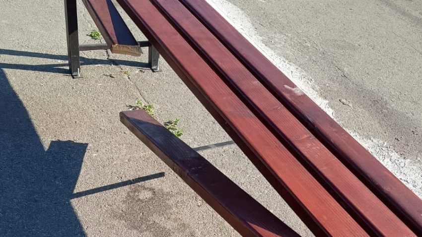 O bancă din Gara Constanța, vandalizată de călători