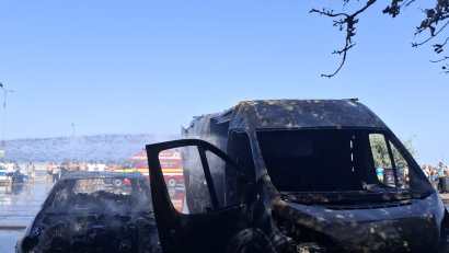 FOTO / VIDEO – Incendiu în zona Plajei Modern. Mai multe mașini au fost cuprinse de foc