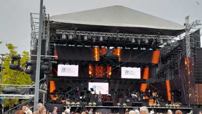 Ediția a 42-a Festivalului de la Mamaia a debutat vineri seara în Piațeta Perla