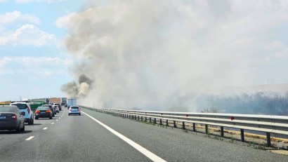 Un camion a luat foc pe Autostrada A2. Din cauza incendiului, circulația este afectată pe ambele sensuri de deplasare