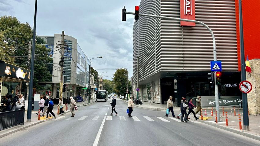 CONSTANȚA: Trecerea de pietoni de pe Mihai Viteazul, la intersecție cu strada Griviței, a fost semaforizată! CONSTANȚA: Trecerea de pietoni de pe Mihai Viteazul, la intersecție cu strada Griviței, a fost semaforizată!