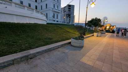 CONSTANȚA: Băncile de pe faleza Cazinoului, din zona Comandamentului Flotei, vor fi reamplasate în zilele următoare