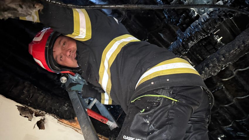 CONSTANȚA: Incendiul de la mansarda unui bloc, lichidat de pompieri după aproape 4 ore de misiune dificilă CONSTANȚA: Incendiul de la mansarda unui bloc, lichidat de pompieri după aproape 4 ore de misiune dificilă