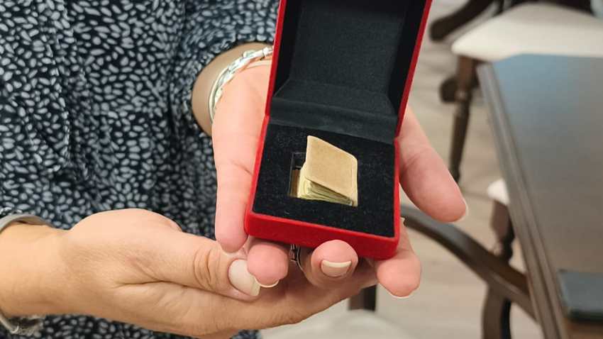 Piesa de Patrimoniu de astăzi prezintă un volum special, atât de mic, încât reprezentanții Bibliotecii Județene Constanța l-au comparat, fără să exagereze, cu o nucă Piesa de Patrimoniu de astăzi prezintă un volum special, atât de mic, încât reprezentanții Bibliotecii Județene Constanța l-au comparat, fără să exagereze, cu o nucă