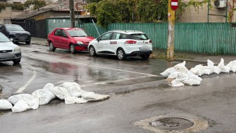 Apel către constănțeni: nu distrugeți sacii de nisip amplasați pentru protecția împotriva inundațiilor!