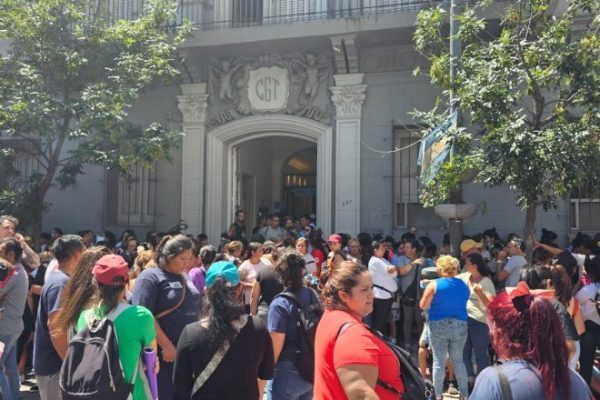 Ante la ausencia del Estado, la CGT de Córdoba, las CTA y la UTEP lanzan una campaña para reunir alimentos para los comedores