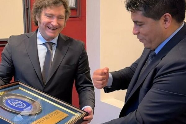 En medio de la crisis de empleo local, el Gobernador petrolero de Santa Cruz le complica la Ley Ómnibus a Milei y se baja del Pacto de Mayo