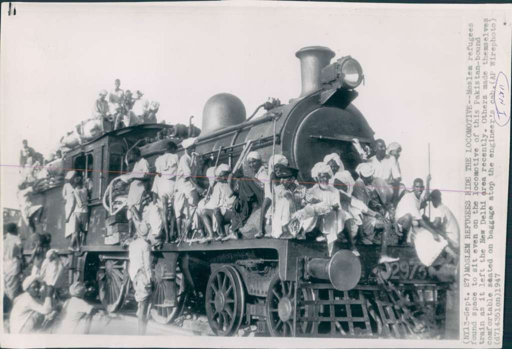 Refugees en route to Pakistan;
