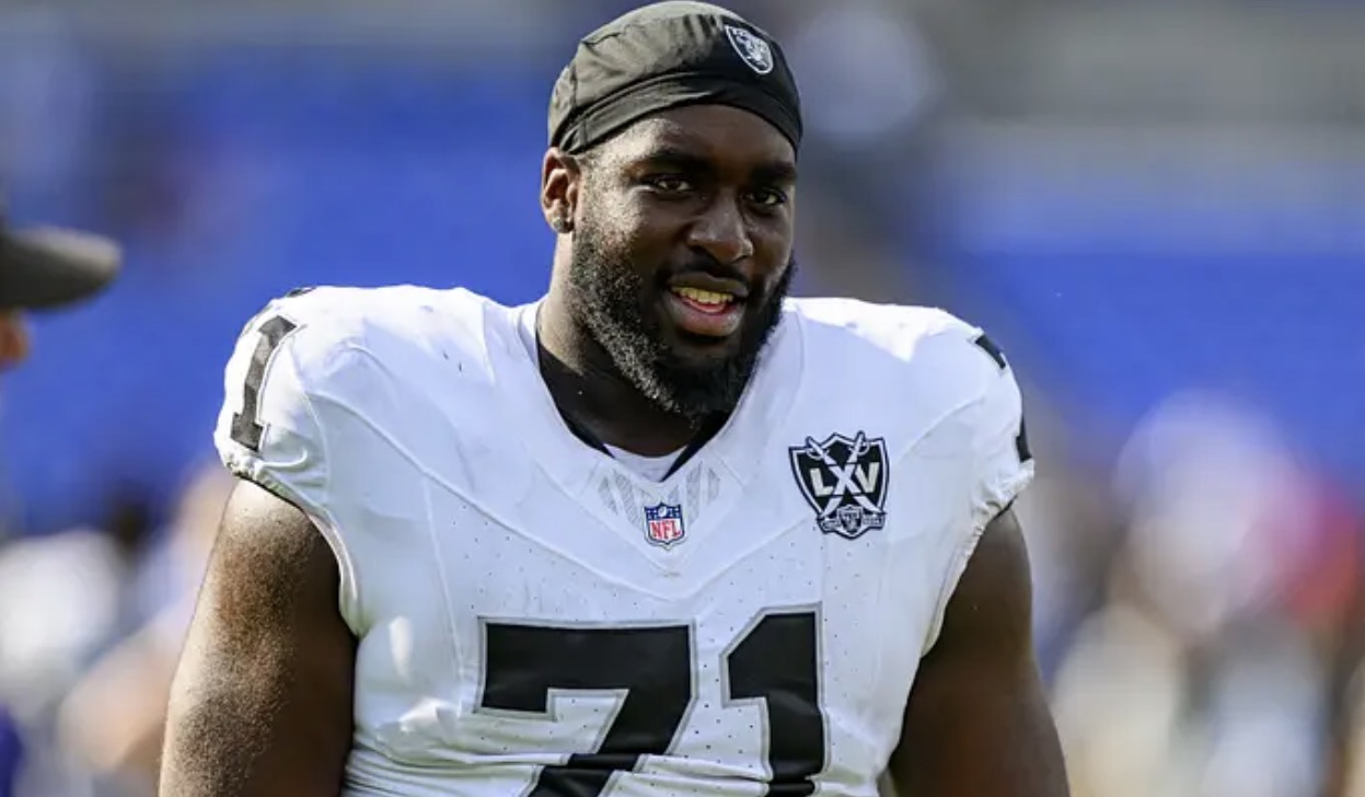 Raiders right tackle D.J. Glaze