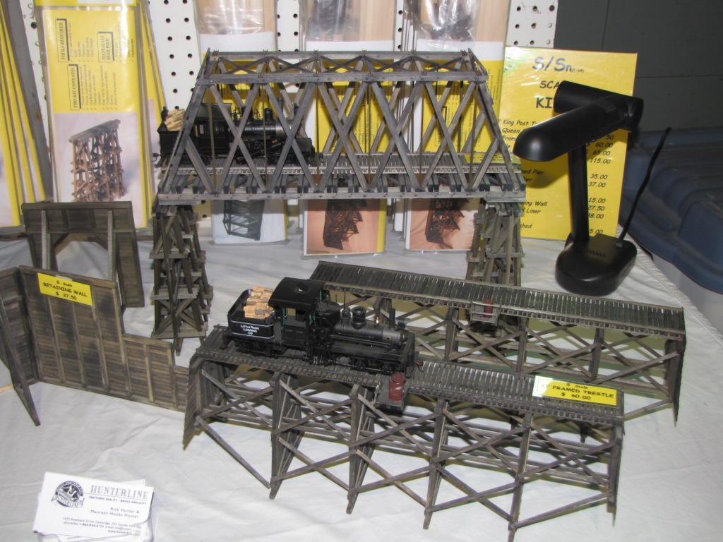 Cabinets to go offers two different types of cabinets: Model Railroad Signals - RSUS