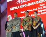 Kapolda Sulsel, Irjen Pol Umar septono berfoto bersama dengan Irjen Pol Muktiono di acara pisah sambut Kapolda Sulsel di Grand Clarion Hotel Jalan AP Pettarani Makassar, Kamis (7/12/2017). | FOTO : Illank