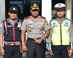 Kapolda Sulsel, Irjen Pol Umar Septono (tengah), Bripka Rais (kanan) dan Bripka Arby (kiri) berfoto bersama usai diberikan penghargaan di Mapolda Sulsel, Senin (11/12/2017). : Foto :Istimewa