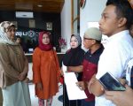 Anggota DPRD, Syafruddin Arif saat mendatangi langsung kantor Abu Tours di Jalan Kakatua, Senin (12/02/2018). | Foto| Illank
