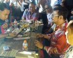 Gubernur Sulsel, Syahrul YL menikmati aksi permainan sulap di Top Score Pasar Segar,Sabtu(7/4/2018) | Foto : Illank