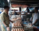 Plt Wali Kota Makassar, Syamsu Rizal saat menemui salah satu pedagang di Pasar Terong.