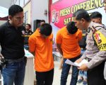 Kapolres Gowa, AKBP Shinto Silitonga saat bertanya ke salah satu pelaku pencurian di Mapolres Gowa.