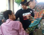 Pria yang diduga provokator diamankan di pos jaga keamanan hotel. (Foto/illank)