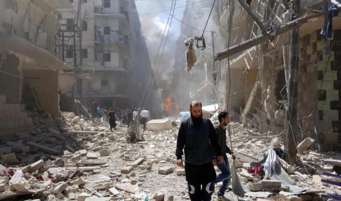 بشار الجعفري يسير على خطا وليد المعلم بشار الجعفري يعرض صورة على أنها لجندي سوري يساعد المدنيين ليتبيّن أنها في العراق. لا يبدو الأمر غريباً من ناحية الكذب، فبشار الآخر نفى استخدام البراميل، ونفى استخدام الكيماوي بل نفى وجود ثورة في سورية فهو يحارب مجموعات إرهابية. ولكن الغرابة تكمن في السقطات الكبيرة التي تدل على حُمق النظام وغبائه، فالجميع يذكر كيف عرض وليد المعلم صوراً لإرهابيين في سورية ليتبين لاحقاً أنها في لبنان. توضح هذه السقطات والأكاذيب الطريقة التي تدار بها سورية، وتكشف طبيعة العقول التي تحكم هذا البلد، فقد أقام النظام كل شيء على الدجل والكذب والتضليل. القاعدة الروسية بيد داعش تنظيم داعش يبث شريطاً مصوراً يظهر سيطرة التنظيم على كامل القاعدة العسكرية الروسية في تدمر. النصر الوحيد الذي حققه الروس على الدواعش يتداعى في تدمر، فقد طرد الروسُ الدواعشَ من تدمير بعد تدميرها بأكثر من ألفي غارة، ولم يعُد للمدينة حينها رغم طرد داعش في آذار معظم سكانها مما يثبت على أن المدينة تعرضت لاحتلال جديد لا لتحرير. تظهر معركة تدمر فشل الروس قبل النظام في الحرب على الإرهاب، ونجاحهم في تدمير المدن والقرى السورية، ولا يقتصر الأمر على ذلك فقد زوّد النظام والروس معاً تنظيم داعش بالأسلحة والذخيرة مرة ثانية، إذ قام مقاتلو روسيا والنظام بالهرب كالجرذان أمام الدواعش دون أدنى مقاومة تاركين السلاح والذخيرة، وكلنا يعلم أن الانسحاب يتضمن خططاً لنقل الأسلحة والذخيرة أو إتلافها كي يُحرم العدو من الاستفادة منها ولا سيما إذا كانت بكميات وافرة وبنوعية جيدة. ولكن يبدو أن داعش ليس عدواً حتى يحرموه، فداعش لن يستخدمها ضدهم إنما ضد الثوار في القلمون أو الباب