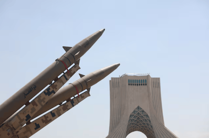Iran threatens to hit Gulf states if US launches new strikes
