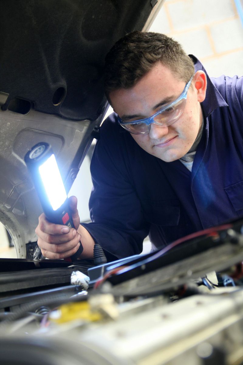 Motor Vehicle Student Fixing Engine Reaseheath College - Download Classic Sunset Pattern | Retina