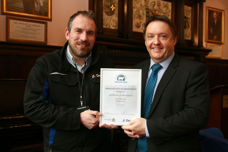 Alan Sanderson Lely With Vc Dave Kynaston Reaseheath College - Download Elegant Mountain Background | High Resolution