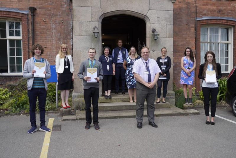 Beready Gold Achievers Recognised Reaseheath College - Retina Dark Illustrations for Desktop