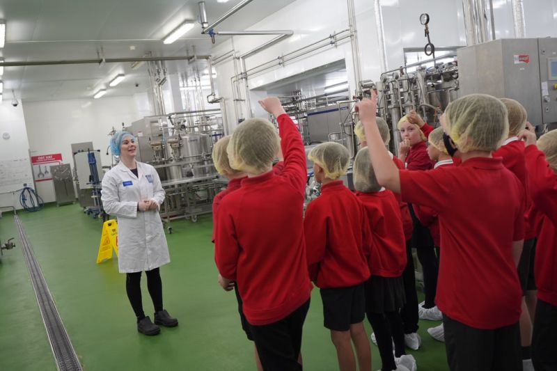Wrenbury Pupils Outside Greenhouses Reaseheath College - High Resolution Gradient Pictures for Desktop
