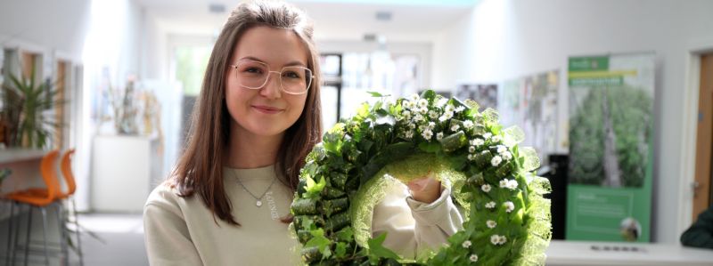 Floristry Students With Flowers Reaseheath College - Download Perfect Landscape Texture | Retina