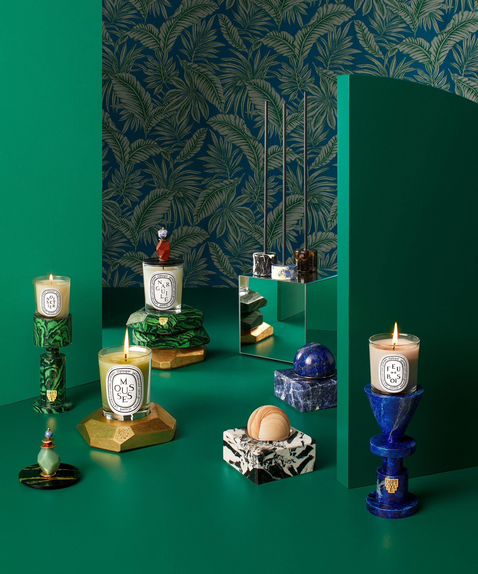 For timeless objects, to be kept forever, there is the beauty advent calendar drawn by artists. Diptyque Holiday Candle Gifts Collection 2021