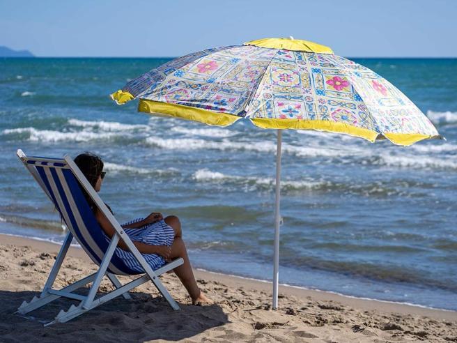 BLITZ DELLA GUARDIA COSTIERA SULLE SPIAGGE LIBERE DI VIESTE E PESCHICI NELL’AMBITO DELL’OPERAZIONE NAZIONALE “MARE E LAGHI SICURI 2026”. SEQUESTRATI CENTINAIA DI OMBRELLONI E PALI SEGNAPOSTO ABUSIVI