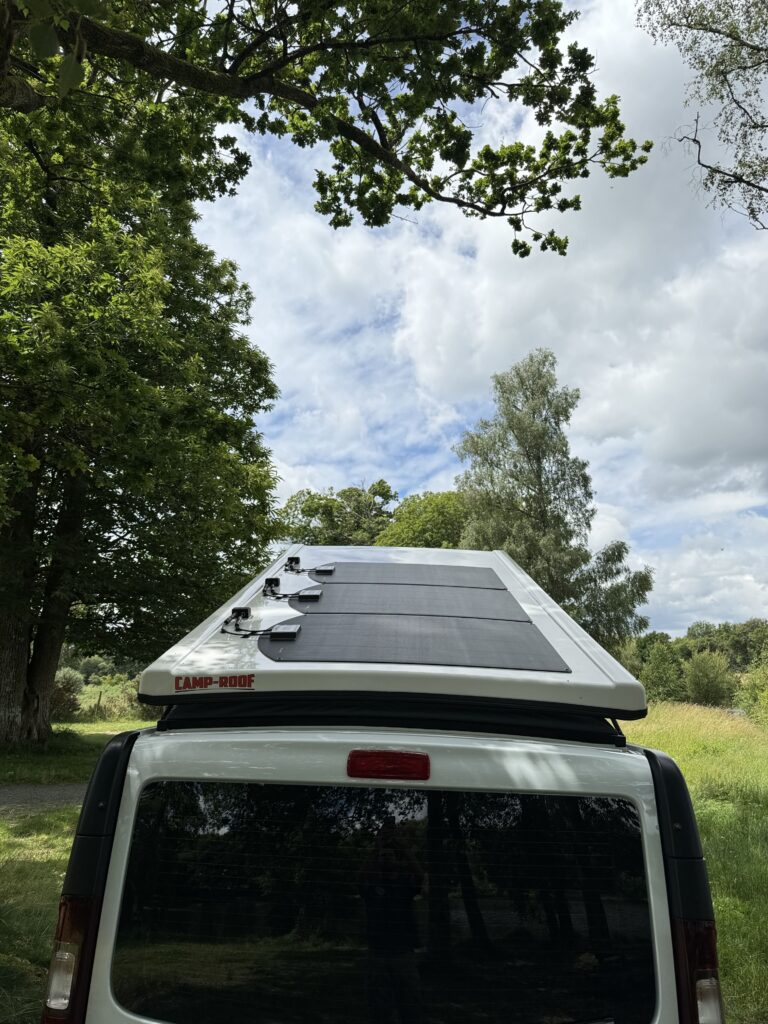 Installation de panneau solaire sur toit relevable d'un van aménagé