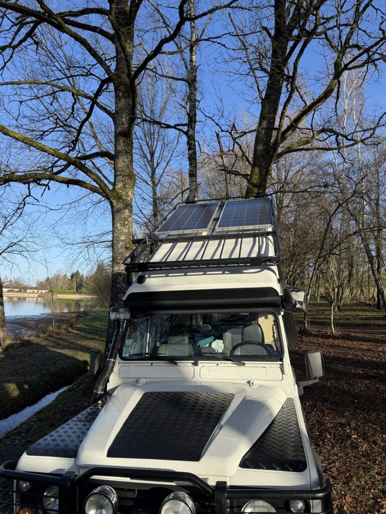 Land Rover Defender avec double panneaux solaire pour une autonomie électrique parfaite
