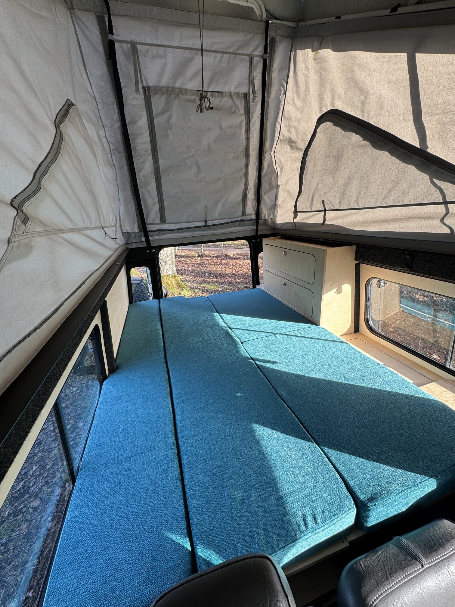 Lit peigne dans un Land Rover Defender avec toit relevable : 3 places