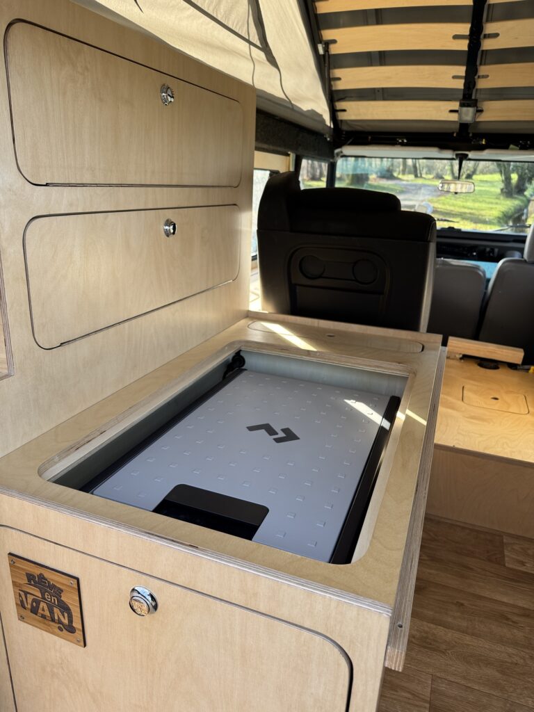 Aménagement Land Rover Defender bois avec glacière à compression dans un tiroir réalisé sur mesure