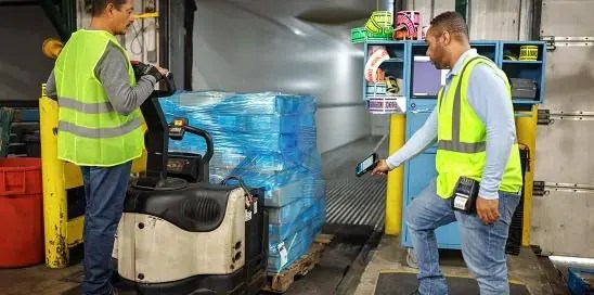 worker-scanning-pallet