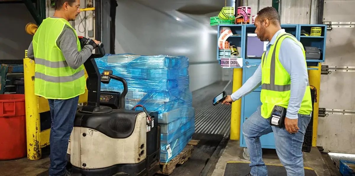 tc73-worker-scanning-pallet