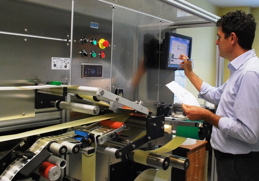 Servizi RFID - RFID Label Inserting Machine