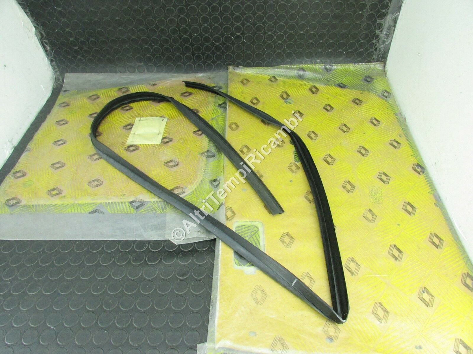 GUARNIZIONE VETRO RENAULT R9 - R11 7700774838