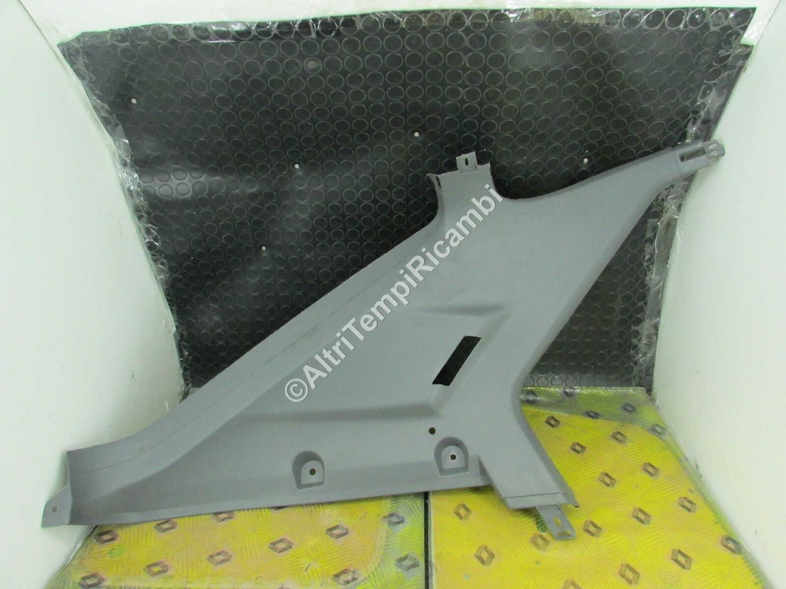 PLASTICA RIVESTIMENTO INTERNO SX RENAULT R19 7700781692
