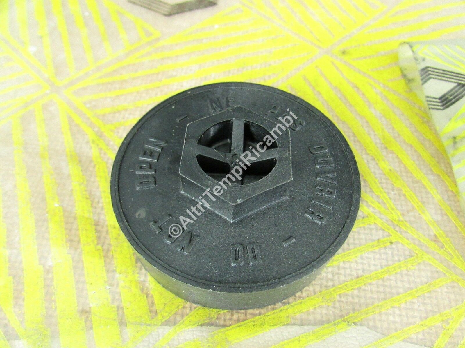 TAPPO RADIATORE RENAULT R9 - R12 7701018380 RADIATOR CAP BOUCHON DE RADIATEUR