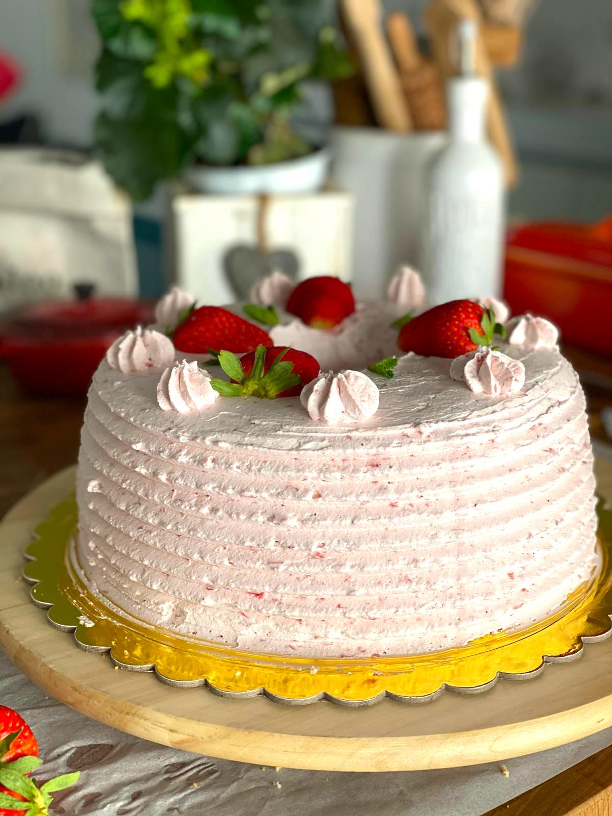 Torta Chiffon Con Confettura Di Fragole Fatta In Casa E Crema Pasticciera Romana Bacarelli