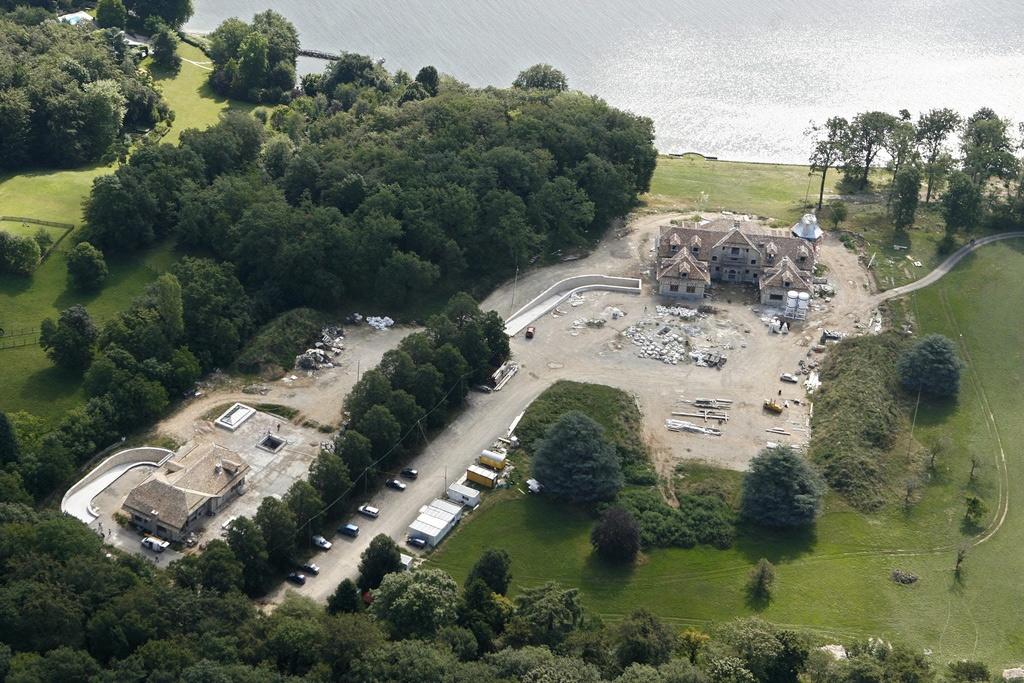 Handsigned scuderia ferrari cloves by sebastian vettel sebastian vettel has been racing in. Une initiative pour l'accÃ¨s aux rives des lacs - rts.ch