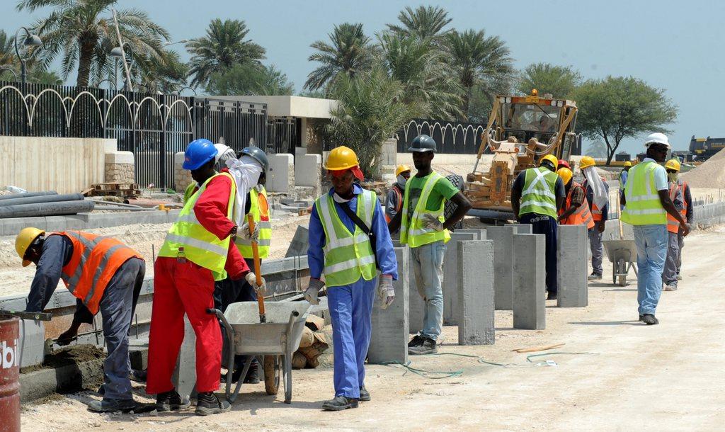 Ce dossier illustre les dérives de la politique de grands travaux de l'émirat, avec un recours massif à des travailleurs migrants employés dans . "La Coupe des ouvriers", l'opÃ©ration de comm' du Mondial au Qatar - rts