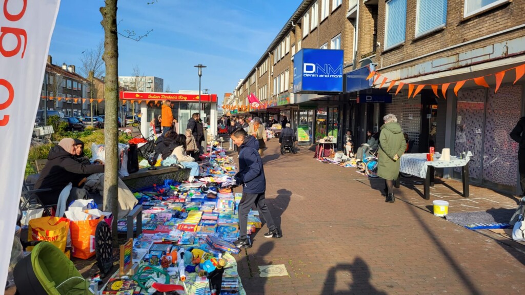 Vrijmarkt en kermis tijdens Koningsdag in IJmuiden
